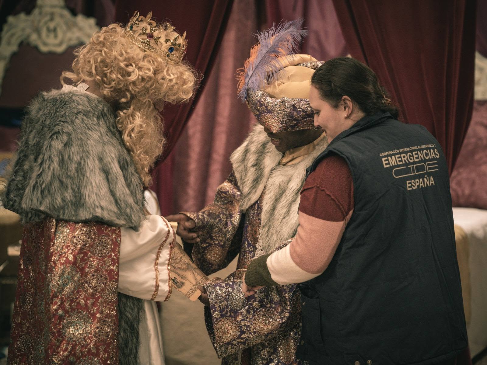 Una voluntaria de CIDE junto a los Reyes Magos en los Aposentos Reales
