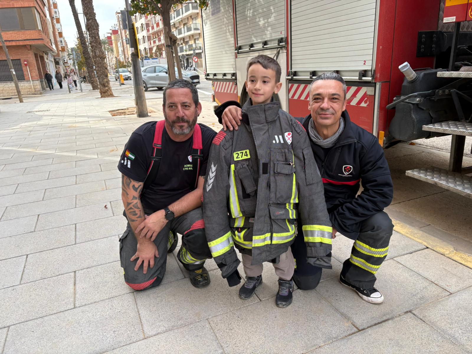 Bomberos con un menor durante la misión de CIDE en Valencia