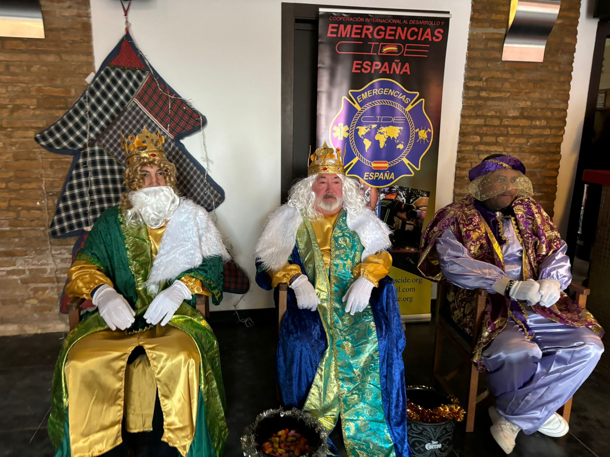 Los Reyes Magos con el cartel de CIDE durante la misión en Valencia