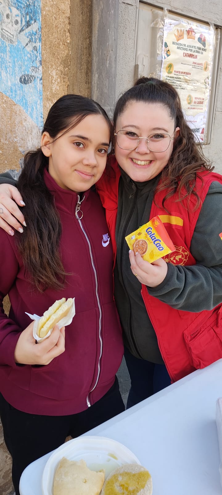 Voluntaria y joven durante la iniciativa solidaria en Catarroja