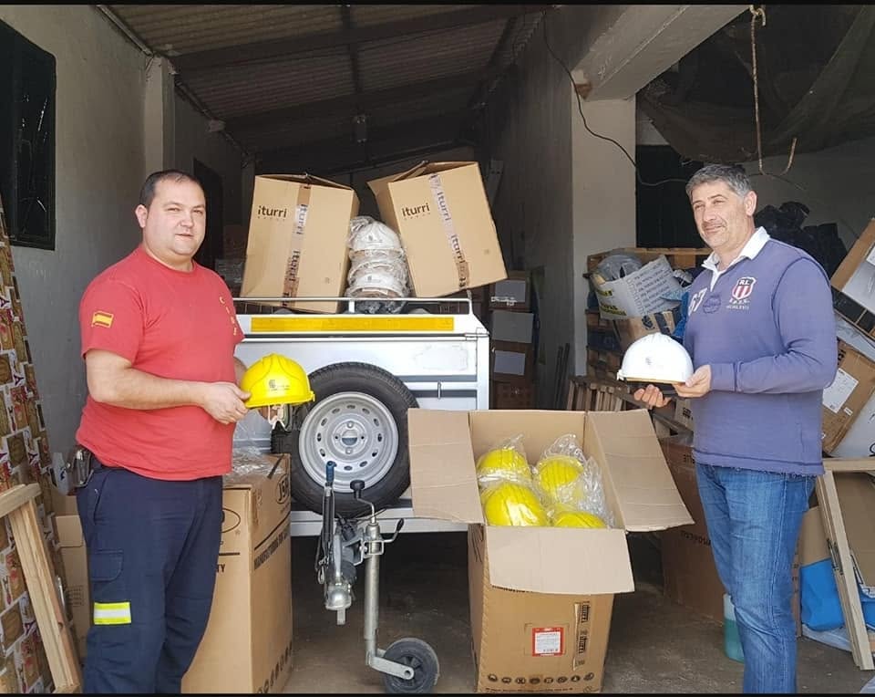 Entrega de cascos forestales donados por ITURRI