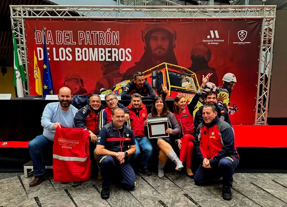Equipo de CIDE y bomberos con el reconocimiento en el día del patrón