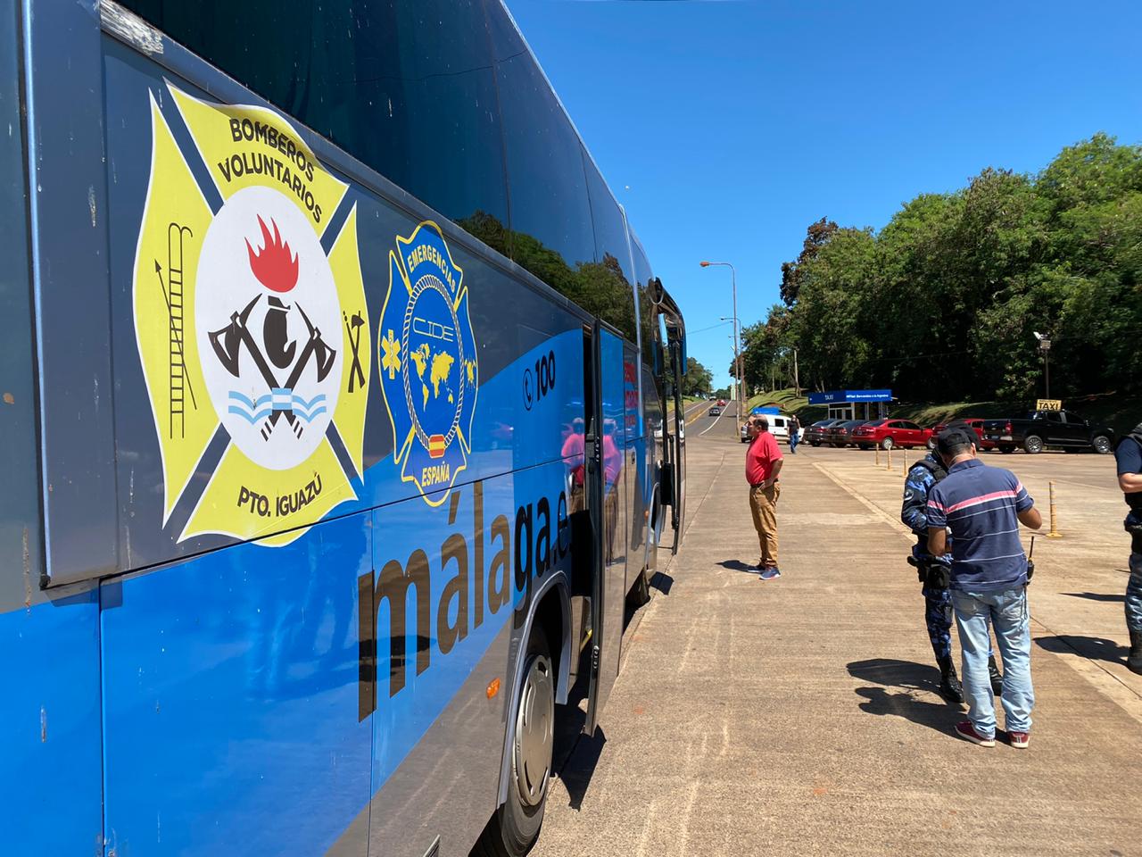 Detalle del autobús con los emblemas de Bomberos de Puerto Iguazú y CIDE