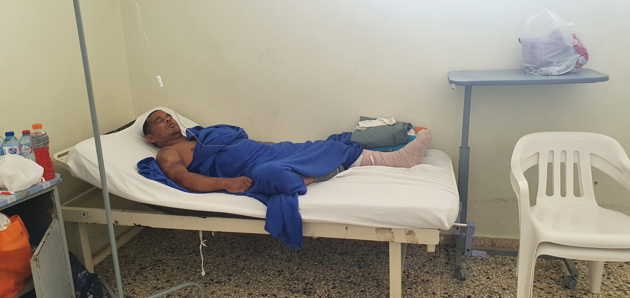 Paciente utilizando una cama hospitalaria entregada por CIDE