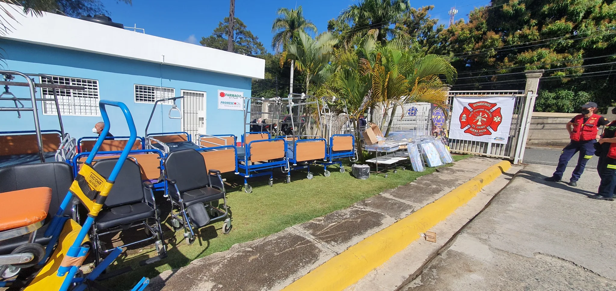 Entrega de camas y material sanitario