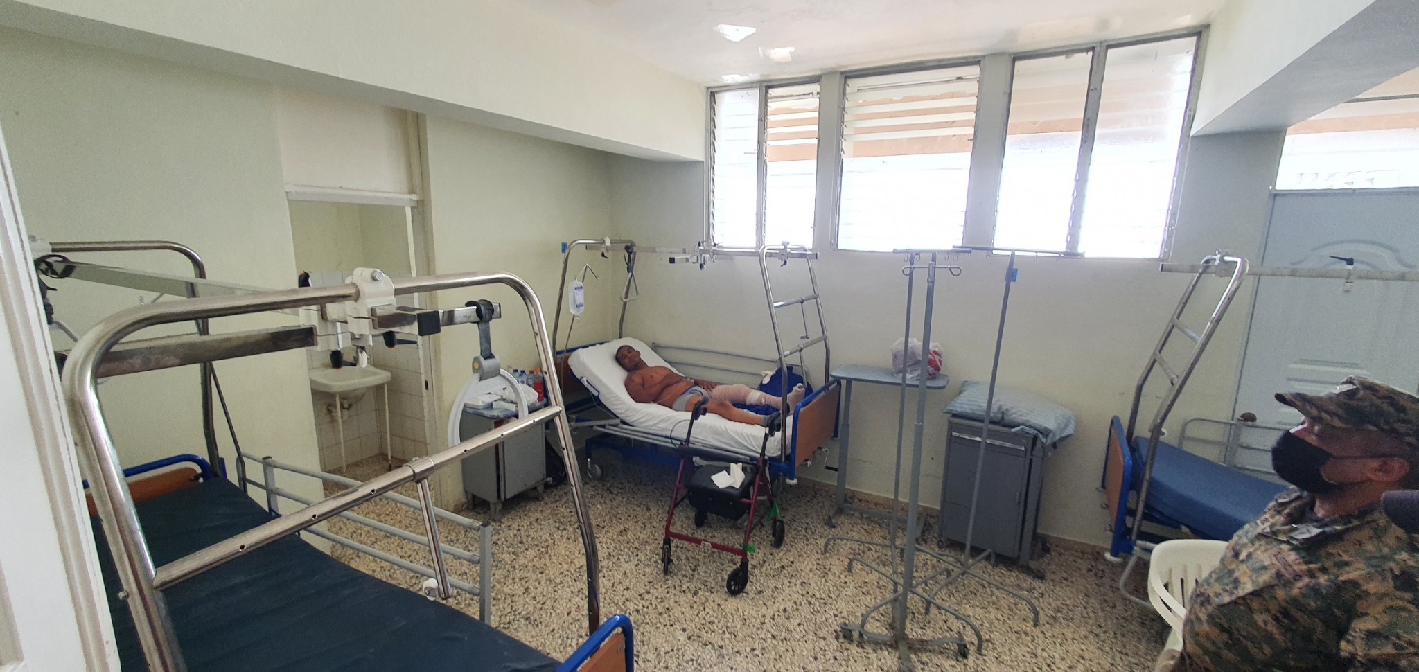 Camas instaladas en el hospital de destino