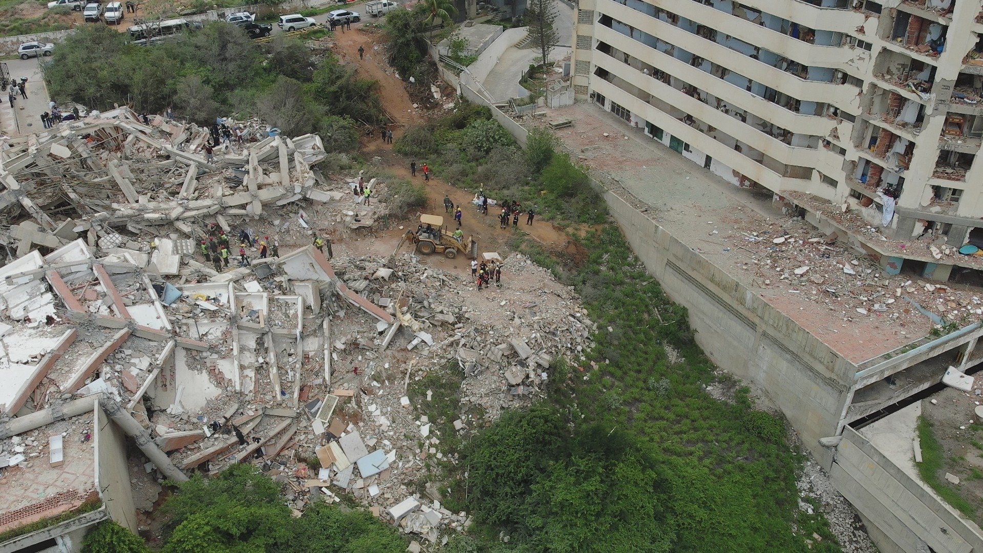 Vista aérea de una zona de rescate junto a edificios dañados