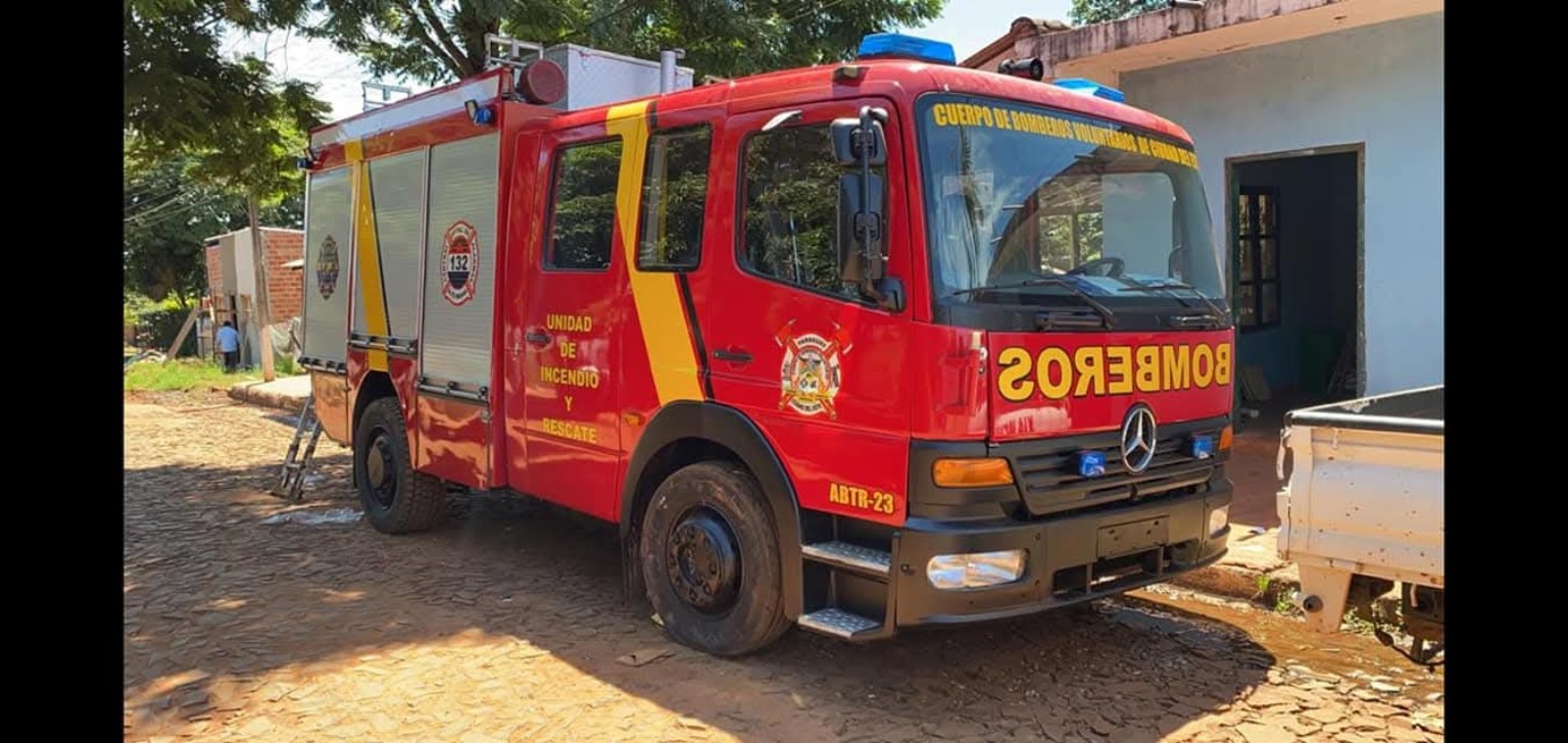 Camión de bomberos entregado y operativo en Paraguay, vista frontal