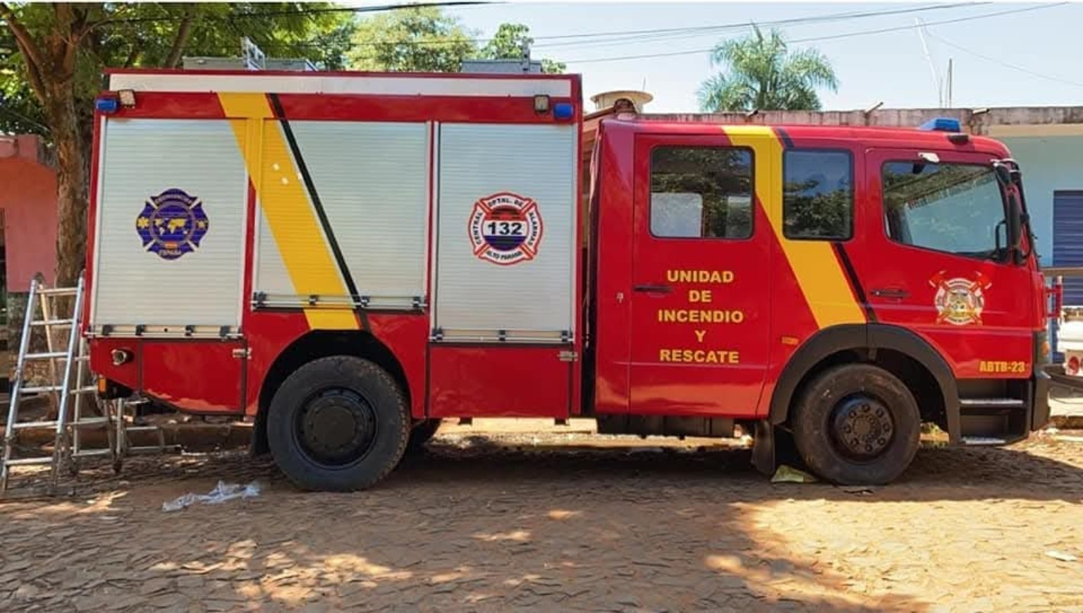 Camión de bomberos entregado y operativo en Paraguay, vista lateral