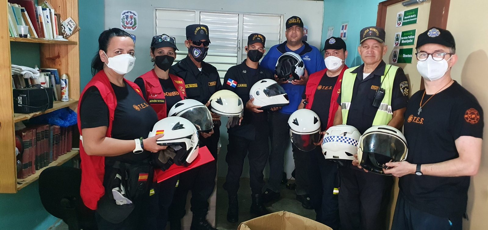 Entrega de cascos y equipamiento