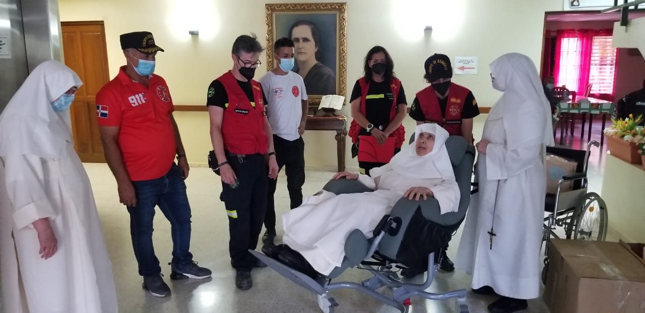 Entrega de apoyo en centro geriátrico